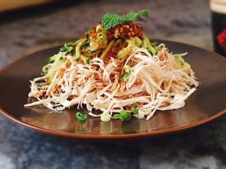 14、手撕鸡胸肉,非常可口的一道凉菜，还不担心发胖，荤素搭配一点不单调