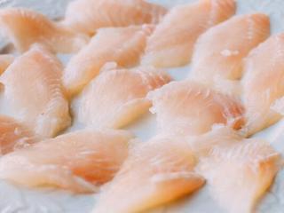 1、豆腐鱼汤,鱼片片好后，加2勺盐腌制15分钟，这样鱼肉不容易煮烂。鱼肉冲水洗 ，腌制第二遍，一点点盐，黄酒，酱油，腌制10分钟。