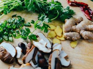 2、豆腐鱼汤,配菜需要切的都切好。