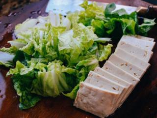 3、豆腐鱼汤,豆腐，大白菜切好。