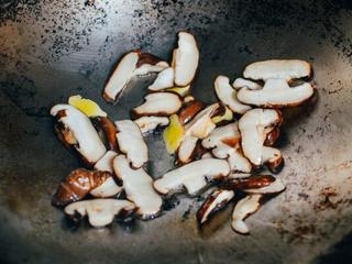 4、豆腐鱼汤,中火加热两勺油。加入生姜和蘑菇，炒2分钟，直到香味均匀，略带褐色。