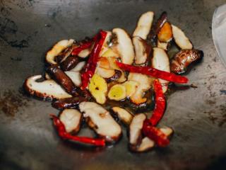 5、豆腐鱼汤,放入干辣椒，再炒30秒。