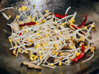 6、豆腐鱼汤,加入豆芽，翻炒30秒。