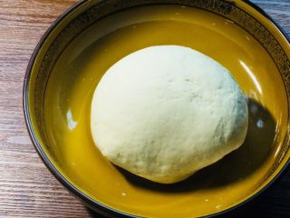 1、#最爱包子#超大粉丝榨菜肉包子,白糖和酵母放进温水里面化开，在慢慢倒入面粉里面，揉成光滑的面团！