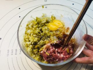 3、#最爱包子#超大粉丝榨菜肉包子,面团发酵的时候我们做馅料，粉丝切碎，榨菜切粒，肉沫，加入鸡蛋，盐，生抽，蚝油！