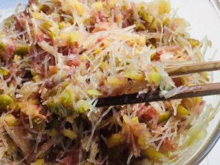 4、#最爱包子#超大粉丝榨菜肉包子,往一个方向搅拌！加入榨菜的口感非常好吃开胃！