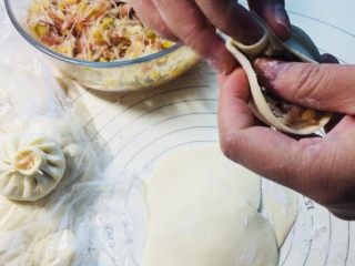 7、#最爱包子#超大粉丝榨菜肉包子,然后包进馅料，开始一边推一边捏褶子包包子！我包的不是特别好！