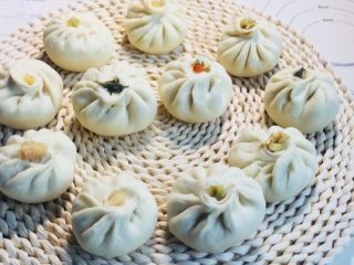 8、#最爱包子#超大粉丝榨菜肉包子,我做了两种馅料，在顶部放了一些做标记，高分辨出什么馅料的包子！