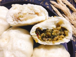 11、#最爱包子#超大粉丝榨菜肉包子,我家人特别喜欢松软的口感！所以都是特别蓬松！