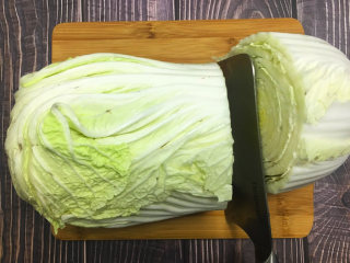 2、金玉白菜卷,把白菜洗净，用刀把白菜下方较硬的地方切掉，留前面较软的叶子部分