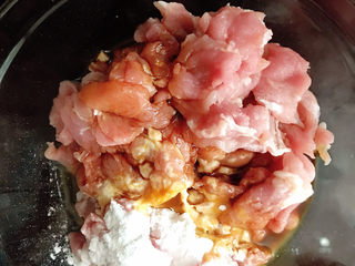 7、青椒肉片,放入姜粉