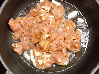 11、青椒肉片,放入腌制好的肉片。