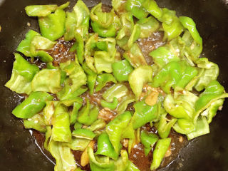 16、青椒肉片,放入剩余的酱油大火翻炒。