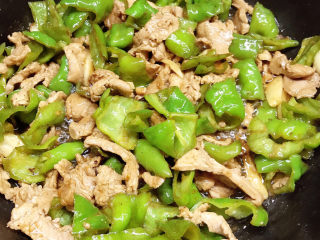 18、青椒肉片,翻炒均匀。