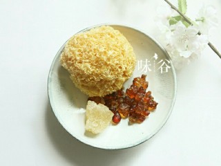 1、养颜美容桃胶银耳羹,准备好材料。