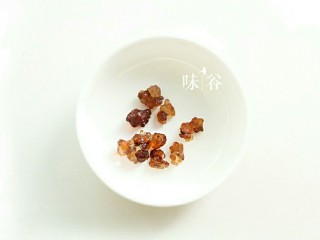 2、养颜美容桃胶银耳羹,桃胶要用清水浸泡1天。