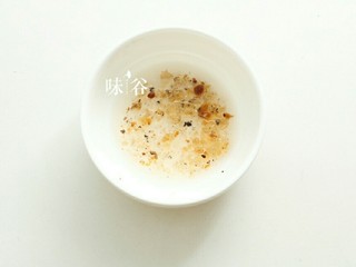 4、养颜美容桃胶银耳羹,仔细清洗并挑去杂质 。