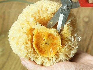 7、养颜美容桃胶银耳羹,泡发好的银耳去掉黄色的根。