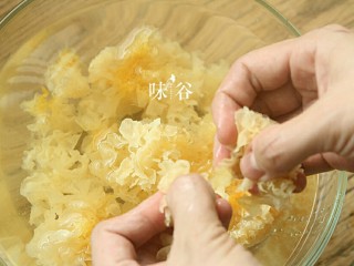 8、养颜美容桃胶银耳羹,撕成小碎块（碎点可以简短熬制 的时间）