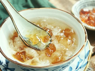 13、养颜美容桃胶银耳羹,汤汁粘稠，银耳软糯，冷藏后食用口感更佳。