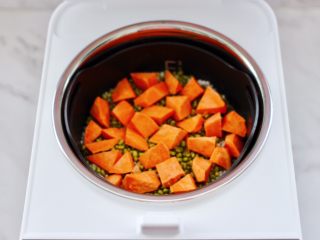 6、绿豆红薯饭,上面再一一铺上红薯块。