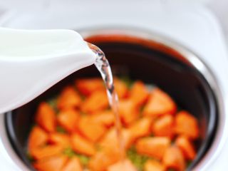 7、绿豆红薯饭,这个时候倒入适量的清水，记得水不要超过食材的1厘米以上，脱糖电饭煲的原理和我小时候吃的捞米饭是同一个道理，主要以煮、滤、洗、蒸、让带有淀粉的米汤与米饭分离，通过甑子过滤到外釜，专利水循环技术，使米饭去除淀粉的同时，营养不流失。