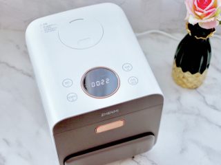 10、绿豆红薯饭,盖上脱糖养生蒸汽饭煲的锅盖，启动脱糖饭的模式，22分钟就可以速蒸的脱糖饭，煮饭的时候，你就可以做其它的事情了。