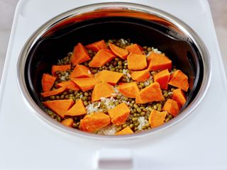 12、绿豆红薯饭,绿豆红薯饭蒸好了，比其它电饭煲快了快一半的节奏。