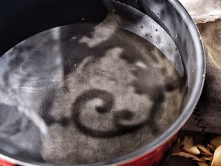 10、滋阴抗老 紫薯银耳粥,锅内倒入半锅水