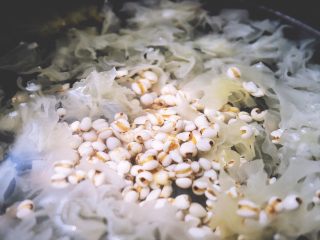 12、滋阴抗老 紫薯银耳粥,放入薏米