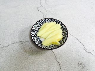 3、白牛肝菌土鸡汤,生姜洗净去皮切片备用