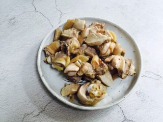 6、白牛肝菌土鸡汤,将焯烫后的鸡块再次清洗干净装盘备用