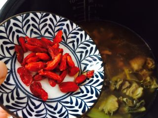 11、白牛肝菌土鸡汤,倒入枸杞搅拌均匀