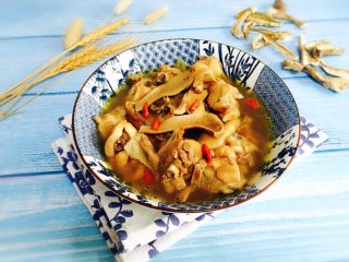 14、白牛肝菌土鸡汤,成品图