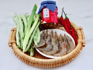 1、芸豆丝爆虾,首先备齐所有的食材。