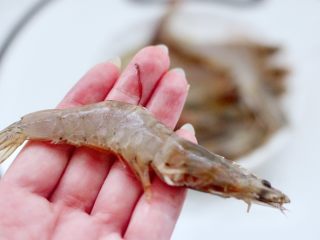 2、芸豆丝爆虾,把虾去虾线虾须。