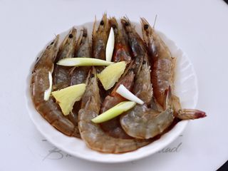 3、芸豆丝爆虾,加入料酒和适量的盐，葱姜片腌制10分钟。