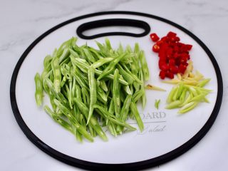 4、芸豆丝爆虾,芸豆摘去筋膜后洗净，用刀斜切成丝，葱姜切丝，小米椒切圈。