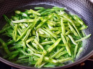 5、芸豆丝爆虾,锅中倒入适量的清水烧开，把芸豆丝放入锅中，加入适量的盐和几滴食用油。
