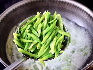 6、芸豆丝爆虾,看见芸豆焯熟变色的时候，捞出过冷水后沥干。