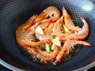 7、芸豆丝爆虾,锅烧热后倒入花生油烧热，把腌制好的虾放入锅中开始煎制。