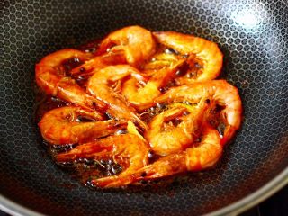 8、芸豆丝爆虾,煎到出虾油变色盛出。