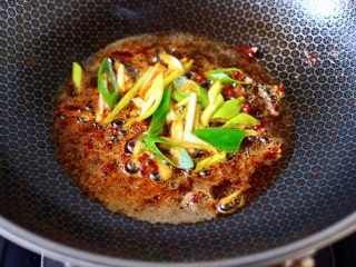 9、芸豆丝爆虾,用煎虾的油爆香花椒和葱姜丝。