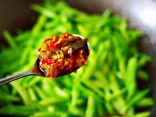 11、芸豆丝爆虾,这个时候加入剁椒酱。