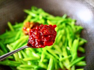 12、芸豆丝爆虾,再加入郫县豆瓣酱。