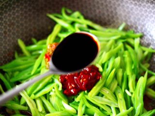 13、芸豆丝爆虾,倒入生抽调味调色。