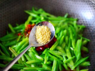 14、芸豆丝爆虾,加入鸡精调味。