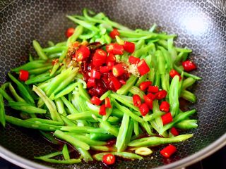 15、芸豆丝爆虾,最后放入小米辣。