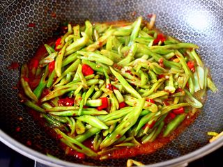 16、芸豆丝爆虾,大火继续快速翻炒至芸豆丝变软。