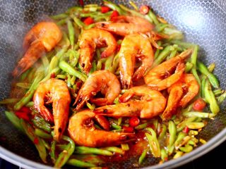 17、芸豆丝爆虾,加入煎熟的虾。